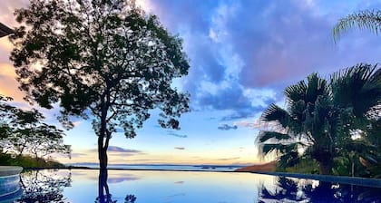 Villa de lujo todo incluido con una impresionante vista al mar. Personal privado completo.