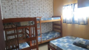 A room with bunk beds and a brick wall. - Leisure and Rest for any day (Guararema)
