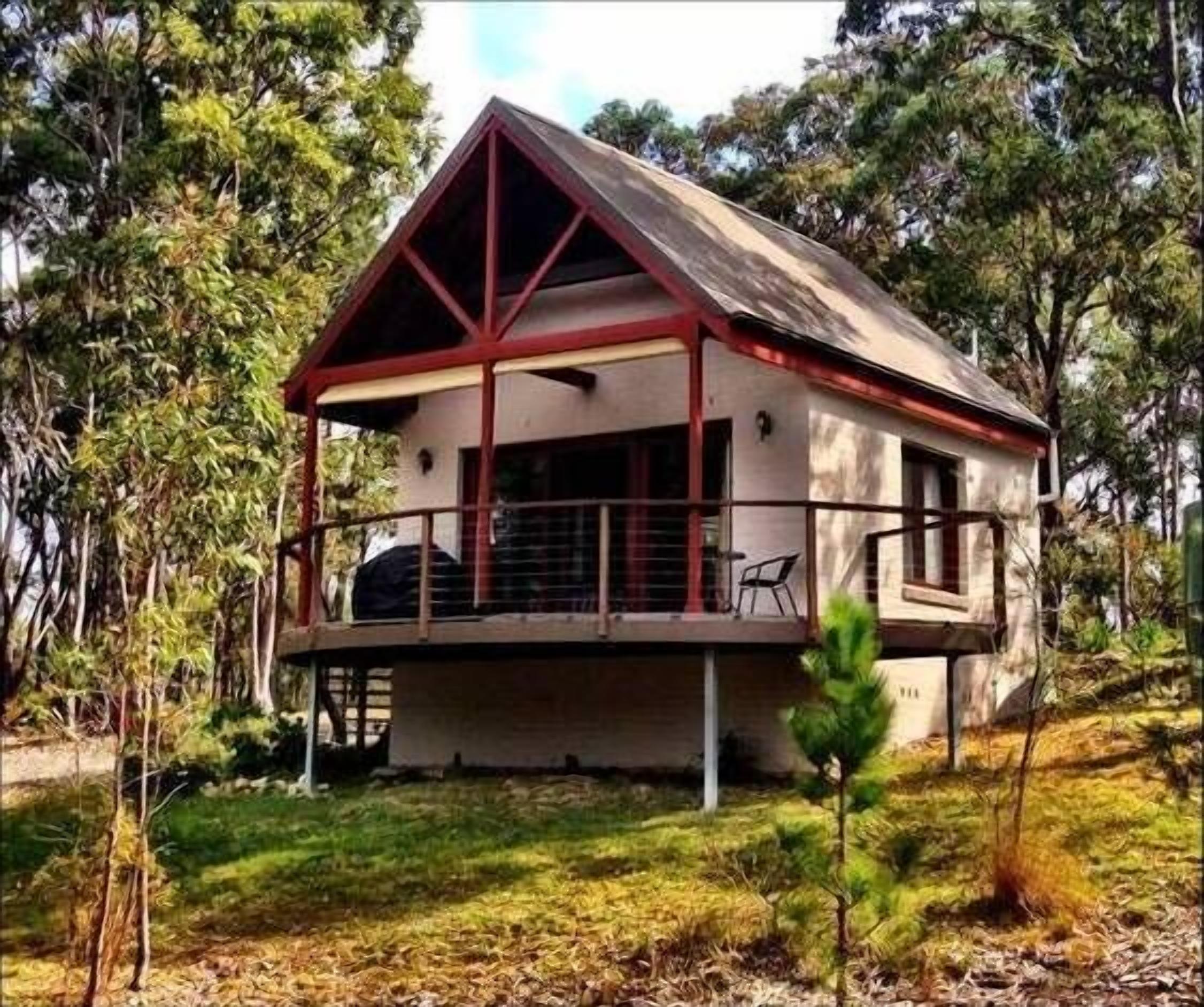 Your cosy cabin in bush setting with fabulous bush/bay views