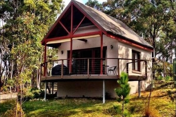 Your cosy cabin in bush setting with fabulous bush/bay views