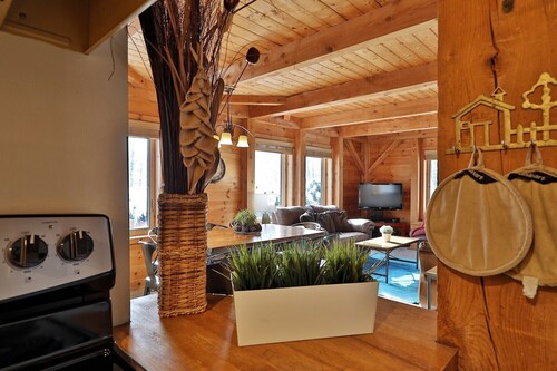 Cabin at Killington: Large Home w/ amenities, views and location close to ski resort. Hot Tub.