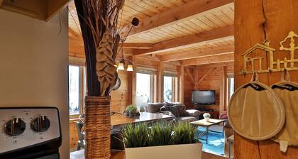 Cabin at Killington: Large Home w/ amenities, views and location close to ski resort. Hot Tub.