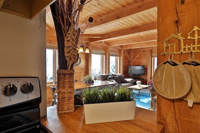 Cabin at Killington: Large Home w/ amenities, views and location close to ski resort. Hot Tub.