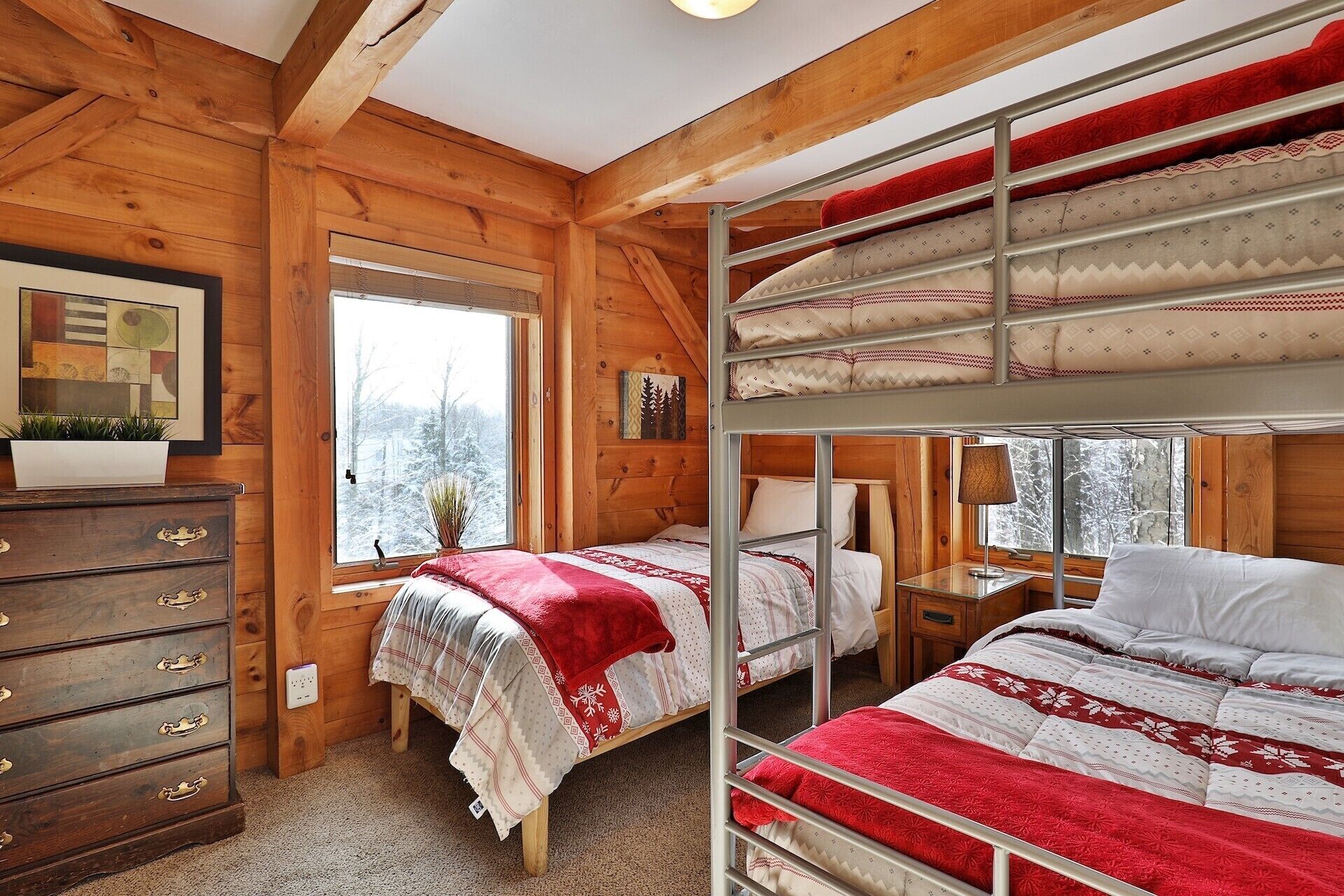 8 chambres, fer et planche à repasser, Wi-Fi, draps fournis