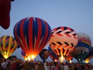 Un grupo de globos aerostáticos al atardecer.