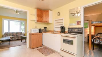 冷蔵庫、コンロ、コーヒー / ティーメーカー、調理器具と食器