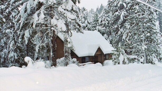 A cabin surrounded by snow-covered trees. - Pinecrestarearentals #8 Getaway Fall/labor day 3rd night free just Book 2nights. (Cold Springs)