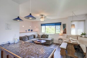 Una sala de estar moderna con un sofá, una mesa de centro y un comedor.