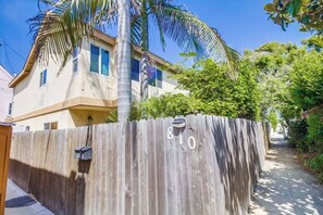 A residential property with a wooden fence, a mailbox, and a house number 810.