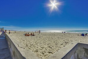 Liegestühle, Strandtücher