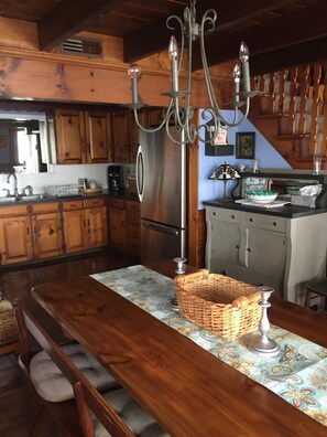 Fridge, microwave, oven, stovetop - Charming Cottage By The Shore Of Beautiful Long Lake, Harrison, Maine (Harrison)