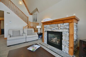 Flachbildfernseher, Kamin, Videospielkonsole, DVD-Player