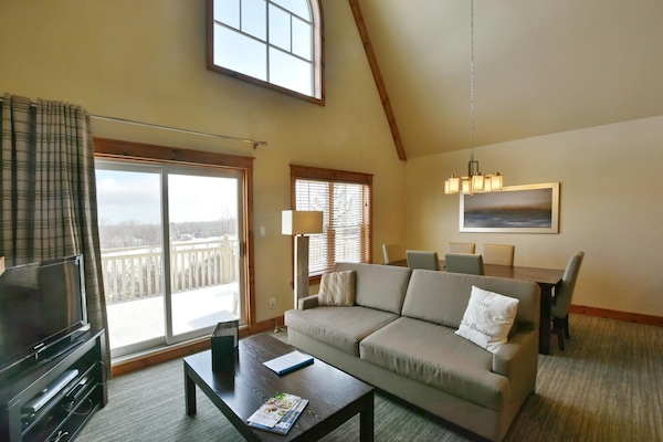 TV de tela plana, lareira, console de videogame, DVD player