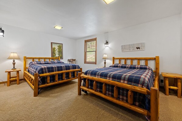 4 habitaciones, tabla de planchar con plancha y cuna de viaje 