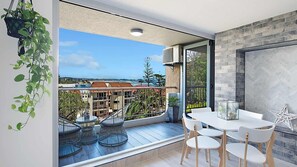 Outdoor dining - Kirra Gardens 15 on Kirra Point Beachfront - Min. 3 night stays! (Coolangatta)