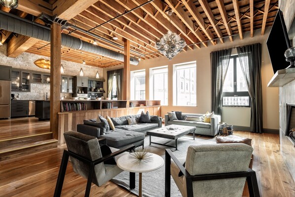 Smart TV, fireplace, DVD player, stereo