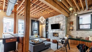 Una Smart TV, una chimenea, un reproductor de DVD