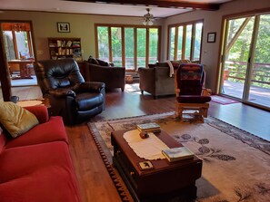 Smart-TV, peis, DVD-spiller og bøker