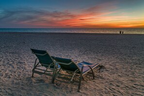 Chaises longues, serviettes de plage