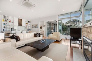 Unclassified image, 5 of 18, button - Horizons - A Luxurious Retreat (Lorne)