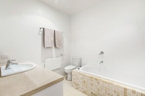 Unclassified image, 4 of 18, button - Horizons - A Luxurious Retreat (Lorne)