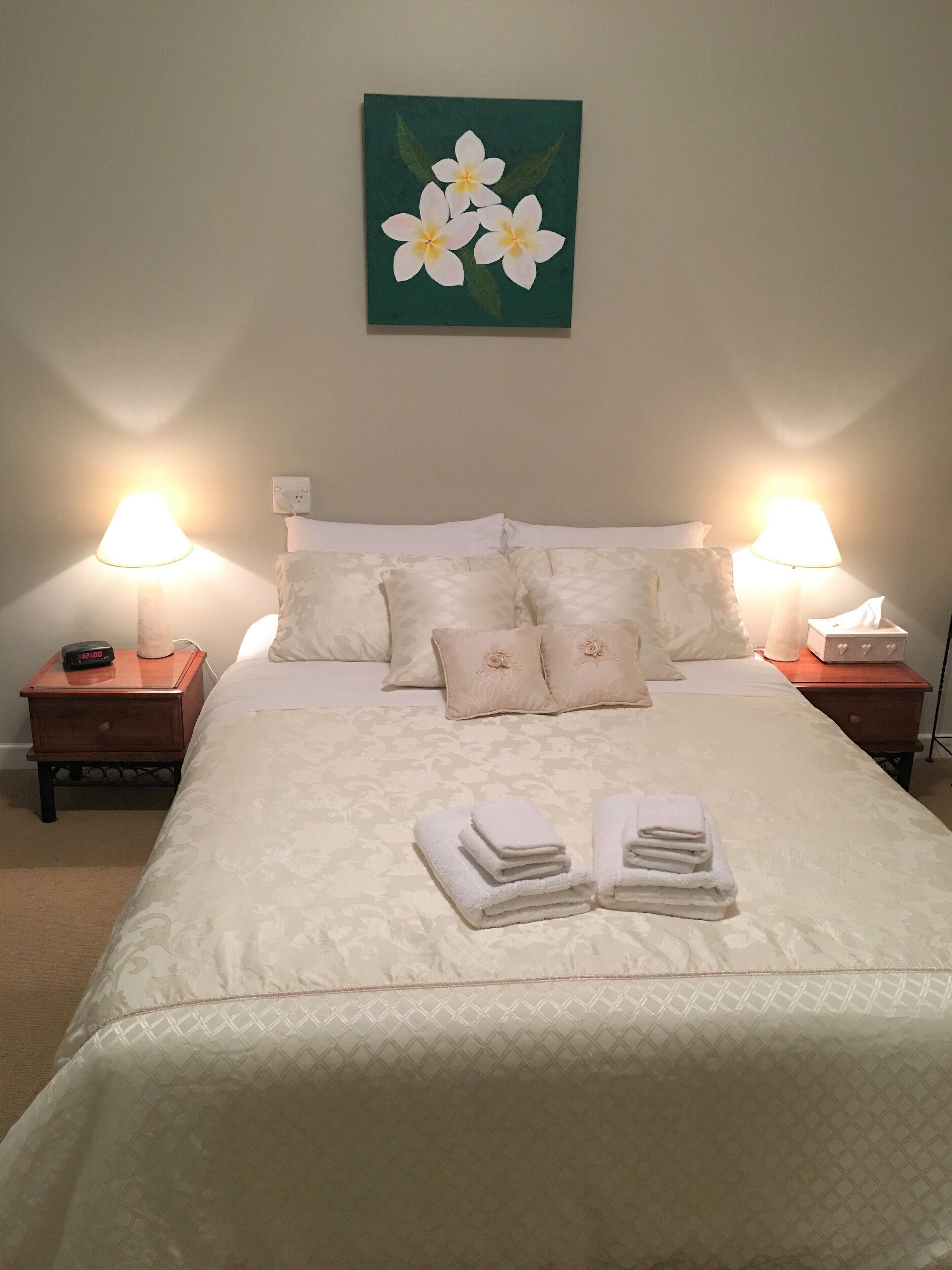 3 間睡房、書桌、熨斗/熨衫板、可攜式嬰兒床