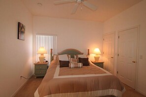 4 habitaciones, tabla de planchar con plancha y cuna de viaje 