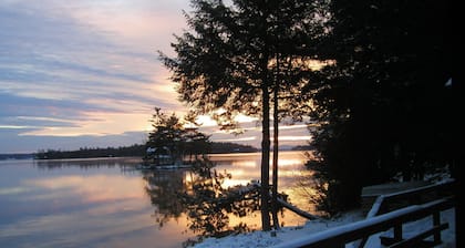 Hermosa Winnipesaukee Veasey Shore, vista a la montaña, playa de arena, muelle de 50 pies.