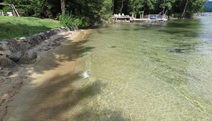 Plage, chaises longues, serviettes de plage