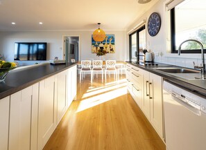 Fridge, microwave, oven, stovetop - ABSOLUTE BEACHFRONT - Smooth Sailing Yorke Peninsula (Coobowie)