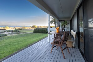 Outdoor dining - ABSOLUTE BEACHFRONT - Smooth Sailing Yorke Peninsula (Coobowie)
