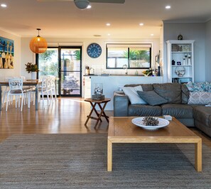 Smart TV, video games, DVD player, books - ABSOLUTE BEACHFRONT - Smooth Sailing Yorke Peninsula (Coobowie)