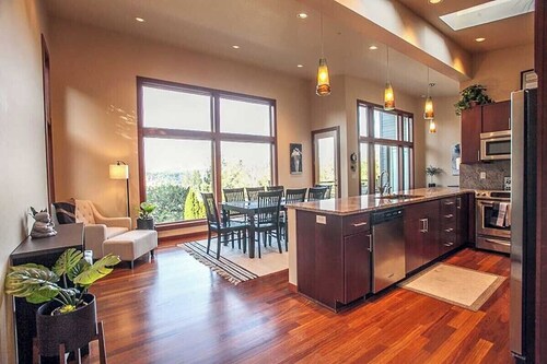 Elegant Townhouse - 4 Bedrooms, 3 Bathrooms - Breathtaking Views