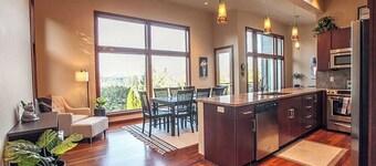 Elegant Townhouse - 4 Bedrooms, 3 Bathrooms - Breathtaking Views