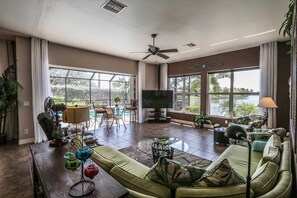 Smart TV, videojuegos, reproductor de DVD y libros 