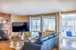 Smart TV, chimenea, reproductor de DVD, libros