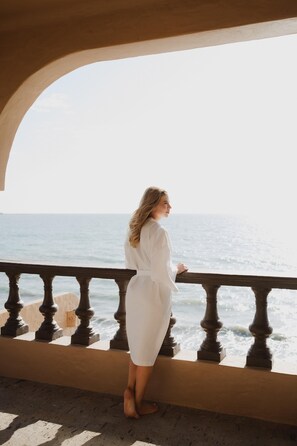 A person standing by a balcony with a view of the sea. - Beachfront Delfin Estate with Pool (Sleeps 41) (Mazatlán)