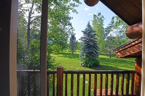 Property grounds - Running Wolf Studio – trail access, pool/hot tub, private balcony (Winthrop)