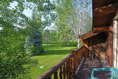 Running Wolf Studio – trail access, pool/hot tub, private balcony
