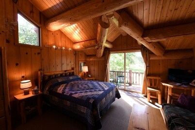 Running Wolf Studio – trail access, pool/hot tub, private balcony