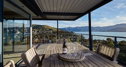 Akaroa. Geräumig, sonnig, Hafenblick und stadtnah.