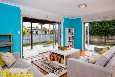 Character Beach Property -Fully fenced open plan, Wifi, pet and family friendly.