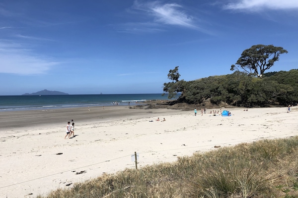 Una spiaggia nelle vicinanze, lettini da mare