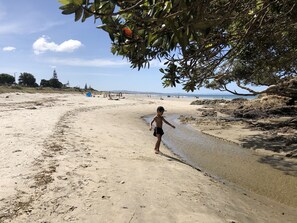 Una playa cerca, sillas reclinables de playa