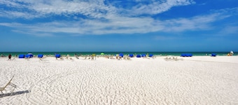 Beachfront Condo - 2-Bedroom - Luxury - Directly on Crescent Beach