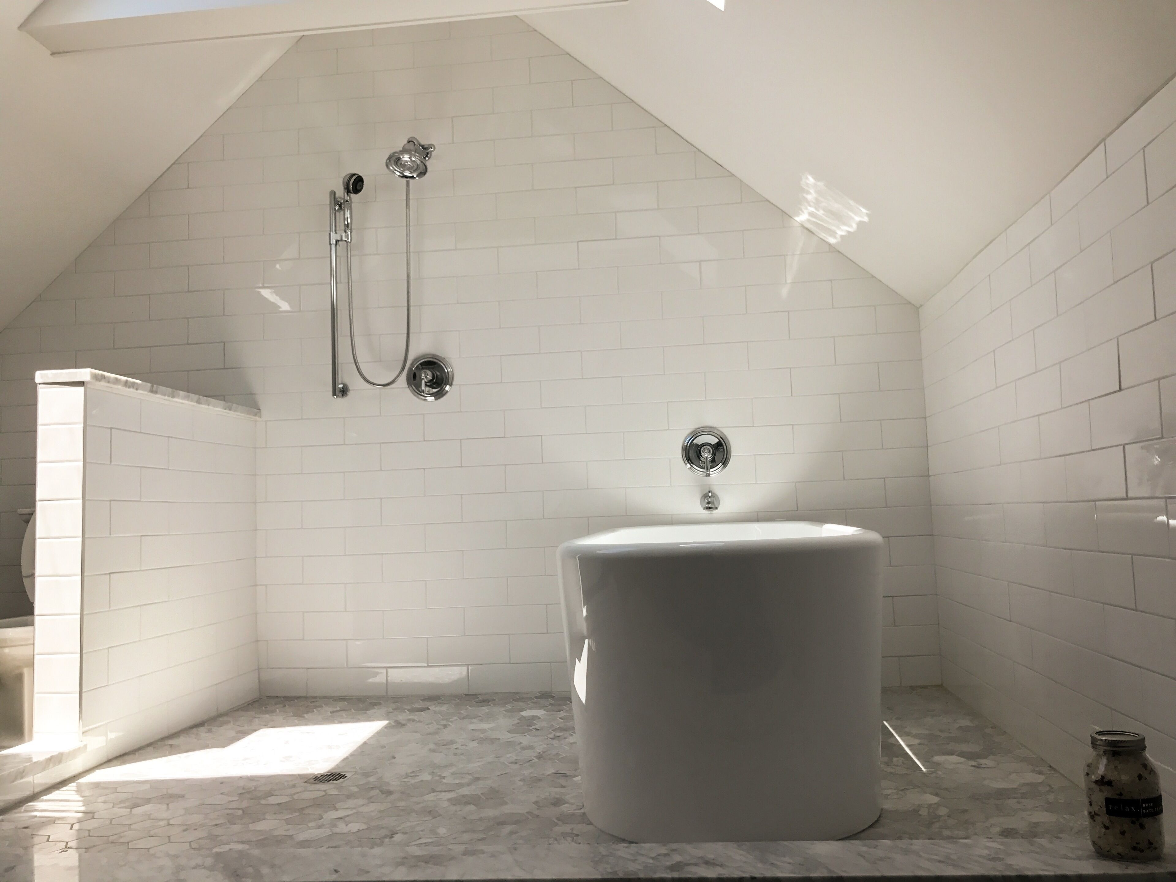 Baignoire, sèche-cheveux, serviettes fournies, savon
