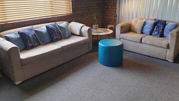 Télévision LCD, lecteur de DVD, livres, vidéothÚque