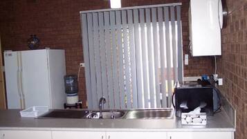 Réfrigérateur, micro-ondes, plaque de cuisson, cafetiÚre/bouilloire