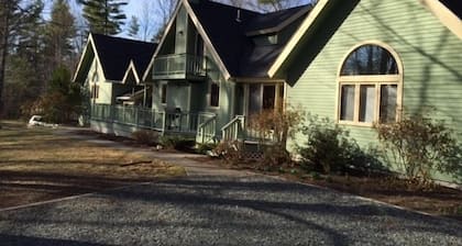 Moultonborough 4BR, 2400SF, Suissevale, 1/2 ml rannalta, 3 ml pilvien pilvi