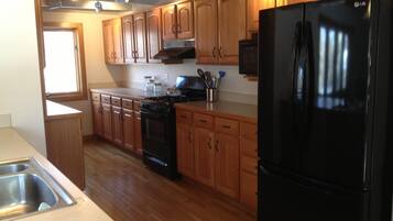 Køleskab, mikrobølgeovn, ovn, kogeplade